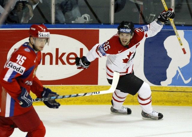 Kanaďan Martin St. Louis slaví gól před Rusem Proškinem. | Foto: Reuters