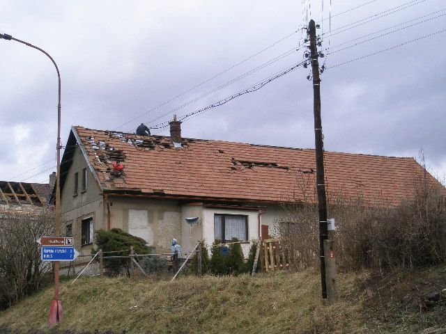 Střecha poničená v Lukavci u Hořic | Foto: Martin Šeplavý