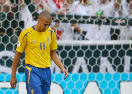 Zklamaný švédský útočník Henrik Larsson poté, co v zápase s Německem nedal penaltu. | Foto: Reuters