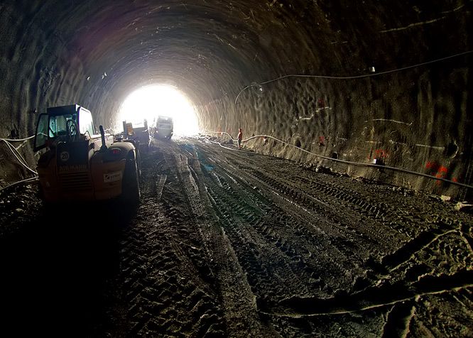 1658m dlouhý tunel Marie mezi Lahovicemi a Slivencem byl proražen s přibližně dvouměsíčním zpožděním vlivem komplikovaných geologických podmínek. | Foto: Tomáš Adamec, Aktuálně.cz