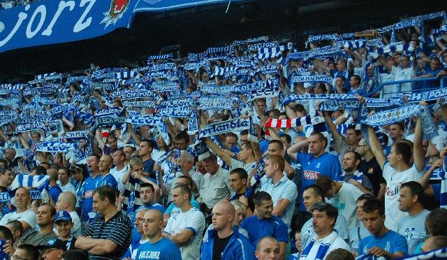 Přestože se mohla poznaňská aréna kvůli přestavbě zaplnit jen ze třetiny, vytvořilo 14.000 domácích fandů skvělou atmosféru. | Foto: Jakub Šafránek