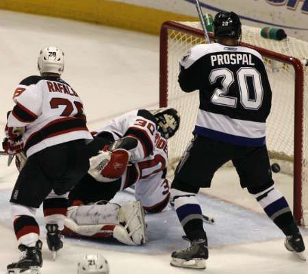 Útočník Tampy Bay Lightning Václav Prospal dává rozhodující gól do sítě New Jersey Devils. Gólman Martin Brodeur a Brian Rafalski se marně snaží gólu zabránit. | Foto: Reuters