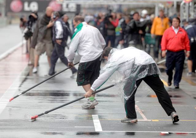 V Brazílii při kvalifikaci na Velkou cenu formule jedna hustě pršelo. | Foto: Reuters