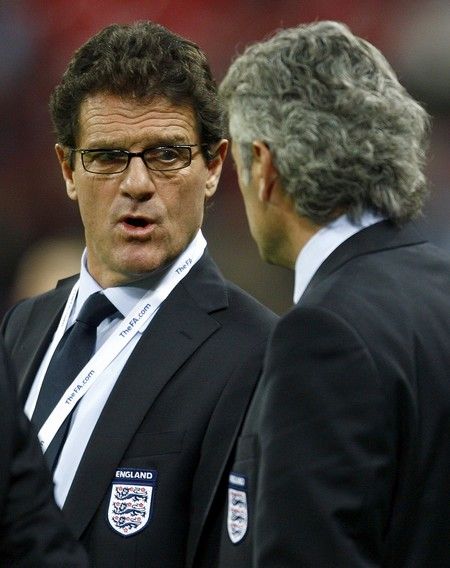 Trenér Fabio Capello čeká na úvodní hvizd přátelského utkání se Švýcarskem. Pro Capella šlo o debut na lavičce Albionu. | Foto: Reuters