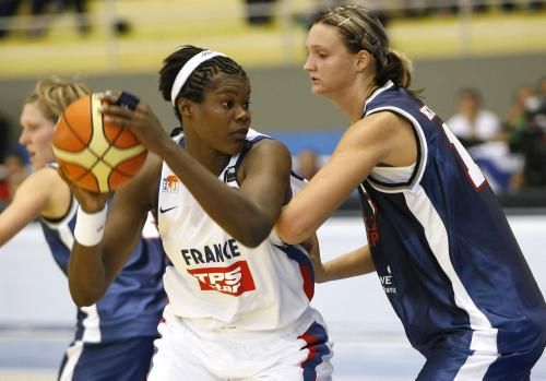 Česká basketbalistka Petra Kulichová (vpravo) brání Francouzku Sandru Dijonovou v úvodním zápase mistrovství světa v Brazílii. | Foto: ČTK/AP