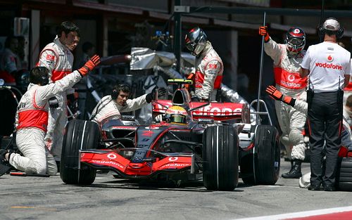 Lewis Hamilton vyjíždí se svým McLarenem z boxů při kvalifikaci v Barceloně. | Foto: Reuters