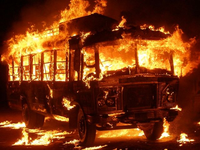 V Pákistánu vypukly nepokoje. Na snímku hořící autobus v Lahore. | Foto: Reuters