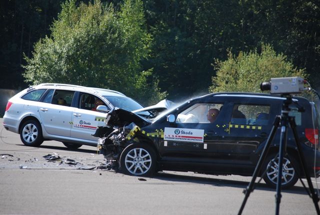 Až nakonec zůstala stát několik metrů od sebe. To ale jen proto, že ve zlomku sekundy byly dálkově spuštěny v obou vozech brzdy. Mohlo by se totiž stát, že by se od sebe odrazily směrem k přihlížejícím divákům | Foto: Radek Pecák