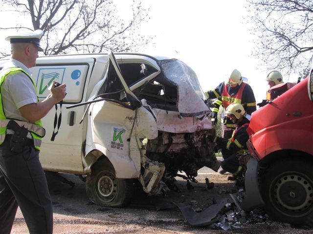 Při čelní srážce u Stříbra zemřeli oba řidiči | Foto: Report, HZSPK