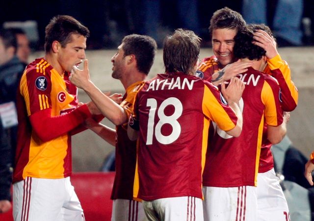 Hráči Galatasaray se radují. V tu chvíli vedli nad Hamburkem 2:0 a jasně postupovali. | Foto: Reuters