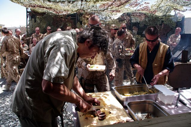 Jiří Babica vařil českým vojákům v Lógaru | Foto: Army.cz