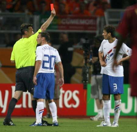 Nizozemec Khalid Boulahrouz (vpravo) vidí od ruského sudího Valentina Ivanova červenou kartu v zápase s Portugalskem. | Foto: Reuters