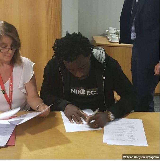 Wilfried Bony podepisuje smlouvu ve Swansea | Foto: instagram