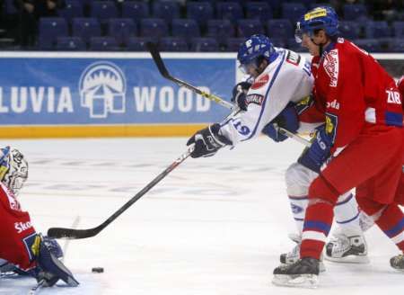 Fin Ville Leino (uprostřed) se v utkání na turnaji Karjala snaží překonat českého gólmana Milana Hnilicku, před nímž brání Lukáš Zíb. | Foto: Reuters