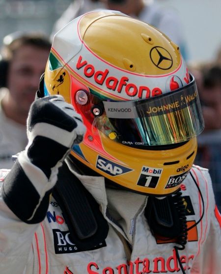 Lewis Hamilton vystoupil ze svého monopostu a raduje se z dvanácté pole position své kariéry. | Foto: Jiří Šidliák, Reuters