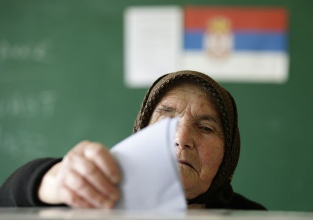 Srbská žena ve volební místnosti v Kosovu. | Foto: Reuters