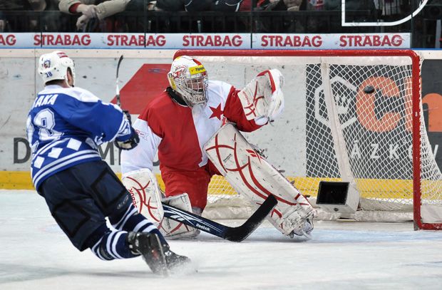 Martin Straka překonává Miroslava Kopřivu | Foto: hc-slavia.cz