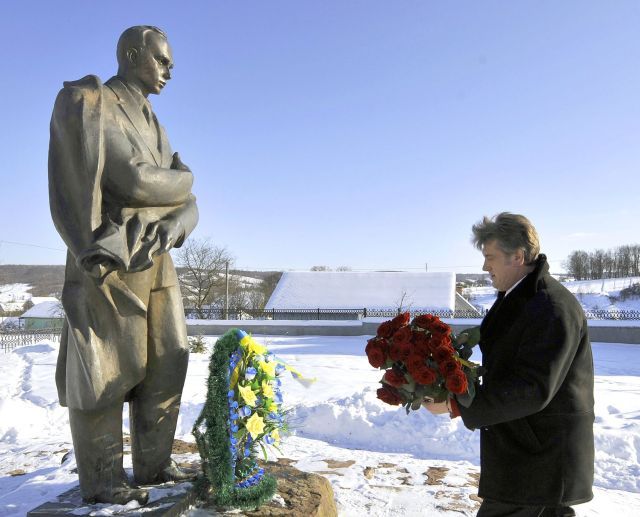 Bývalý ukrajinský prezident Viktor Juščenko položil 2.února květiny k soše Stepana Bandery v jeho rodné vesnici Stary Ugrinov. | Foto: Reuters