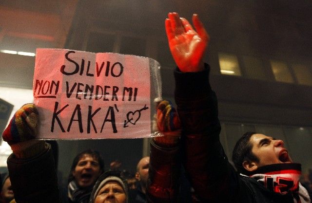 "Silvio, neprodávej Kaká", protestují fanoušci AC Milán. | Foto: Reuters