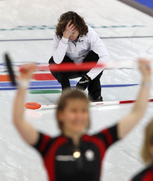 Kanadanské curlerky slaví, Švýcarky smutní | Foto: Sport