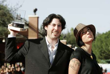 Řím: Režisér Jason Reitman se svou scénáristkou a cenou pro nejlepší film za komedii Juno | Foto: Reuters