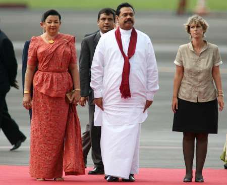 Prezident Srí Lanky Mahinda Radžapaksa při slavnostním přivítání na letišti v Havaně. | Foto: Reuters