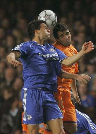 Fotbalista Chelsea Michael Ballack v hlavičkovém souboji s Barcelonským Decem v zápase skupiny A Ligy mistrů. | Foto: Reuters