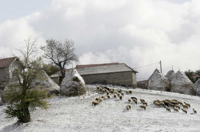 První sněhový poprašek pokryl také vesnice v Kosovu. | Foto: Reuters