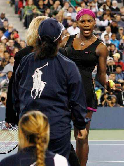 Serena Williamsová spílá rozhodčím v nervózním závěru semifinále US Open | Foto: Sport