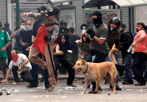 Největší protest od začátku krize zorganizoval odborový svaz PAME, kontrolovaný komunistickou stranou. | Foto: Reuters