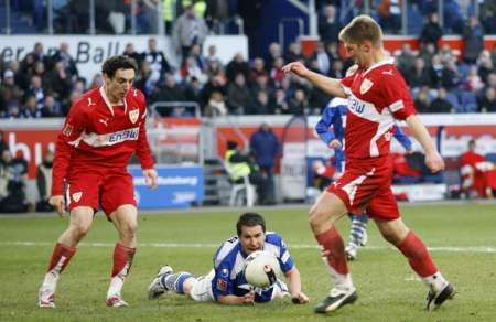 Thomas Hitzelsperger střílí rozhodující gól Stuttgartu do sítě Duisburgu | Foto: Reuters