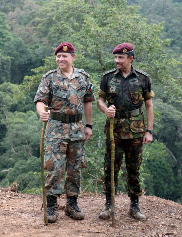 Brunejský sultán Hassanal Bolkiah (vpravo) na výletě s jordánským králem Abdalláhem. | Foto: Reuters