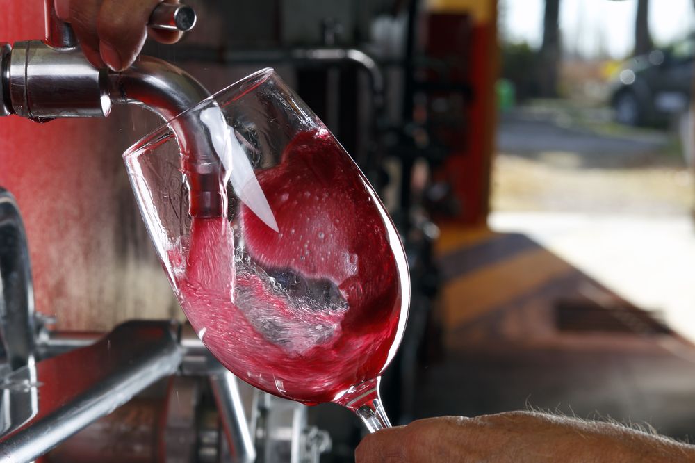 Les Français encourent un an de prison pour le vin régnant, nuisant à la réputation de Bordeaux