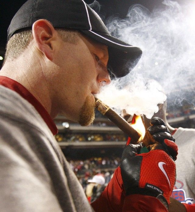 Vítězný doutník v podání baseballisty Philadelphie Geoffa Jenkinse. | Foto: Reuters