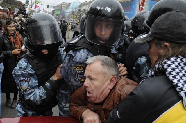 Před soudní budovou se shromáždily stovky demonstrantů, kteří vyjadřují podporu Tymošenkové. | Foto: ČTK