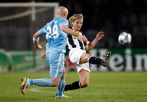 Pavel Nedvěd bojuje o míč se Sebastienem Pujgrenierem | Foto: Reuters