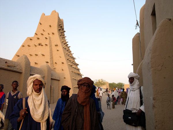 Jedna z tradičních hliněných staveb v Timbuktu na severu afrického Mali. Islamisté zde zlikvidovali hrobky světců a další cenné památky, které podle jejich názoru odporují islámu. Historické centrum Timbuktu je na seznamu památek UNESCO. | Foto: new7wonders.com