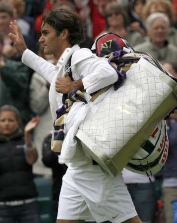 Obhájce titulu ve Wimbledonu má za sebou první kolo. Porazil Rusa Gabašviliho. | Foto: Reuters