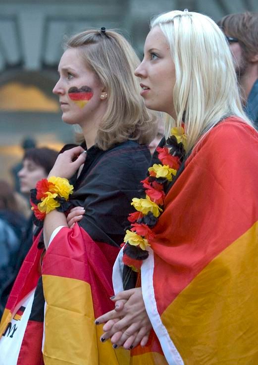 Německé fanynky sledují zápas svého týmu (Klagenfurt) až ve švýcarském Bernu | Foto: Reuters