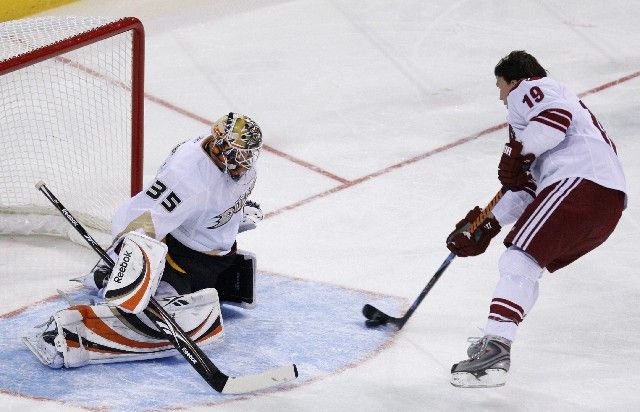 Shane Doan z Phoenixu se stal vítězem soutěže v samostatných nájezdech. Na snímku překonává gólmana Anaheimu Sebastiana Giguera. | Foto: Reuters