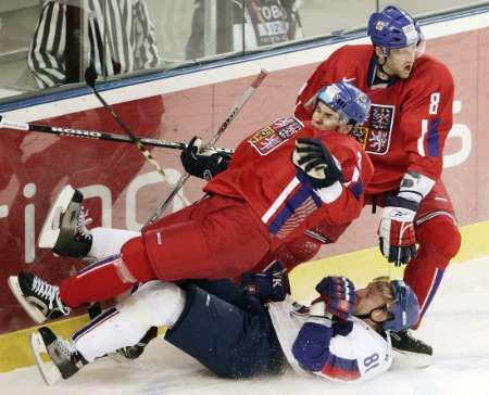 Marek Židlický (nahoře vlevo), Marek Malík a Marián Hossa (dole vlevo) během kolize ve třetí třetině. | Foto: Reuters