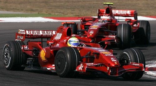 Piloti stáje Ferrari Felipe Massa stíhaný Kimi Räikkönen na trati Velké ceny Turecka. | Foto: Reuters