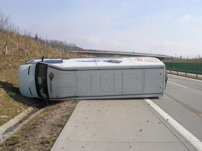 Kromě tří osobních aut bourala i dodávka IVECO. | Foto: Policie ČR