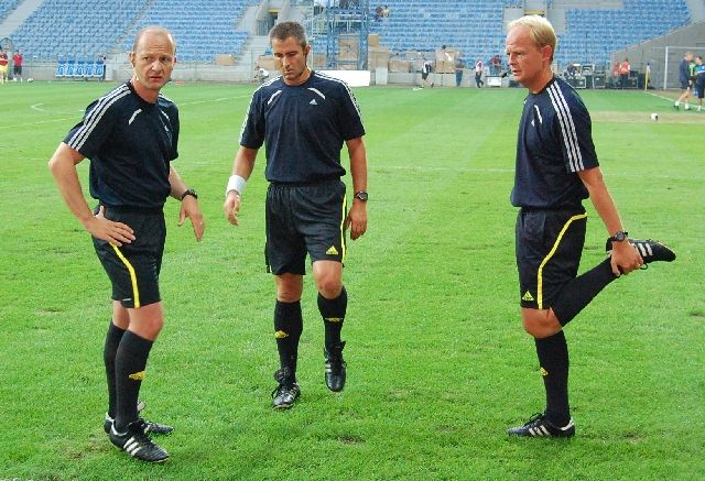 Trojice sudích ještě zřejmě netušila, jak vypjatý zápas ji čeká. | Foto: Jakub Šafránek