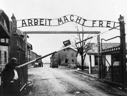 Brána do tábora smrti Auschwitz-Birkenau v Osvětimi s německým heslem "Práce vás osvobozuje". | Foto: internet