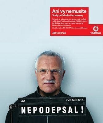 Cílem vtipu se stal i prezident Václav Klaus. Na podzim 2009 se internetem začala šířit montáž jeho portrétu a reklamy jednoho z mobilních operátorů. Se sloganem "Nepodepsal" si karikatura utahovala z prezidentovy neochoty podepsat Lisabonskou smlouvu. | Foto: Repro Facebook