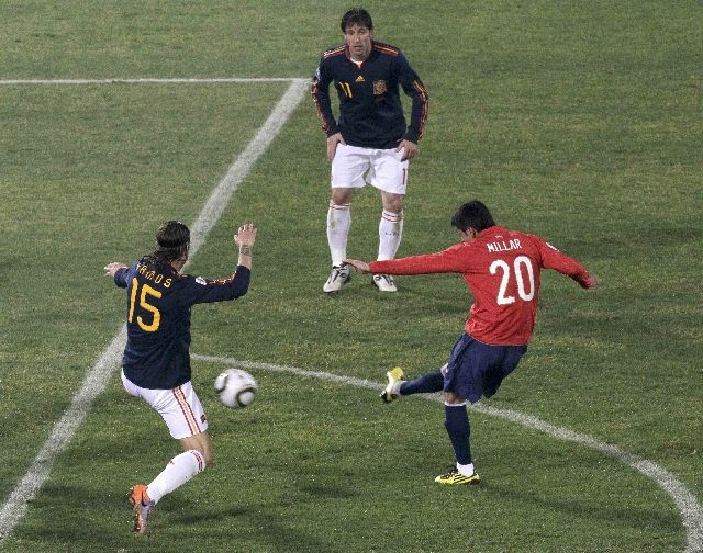 Na konečných 1:2 snížilo i o deseti hrající Chile díky Millarovi na začátku druhé půle. | Foto: Reuters