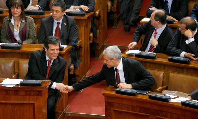 Srbský prezident Boris Tadič (vpravo) gratuluje premiérovi Vojislavu Koštunicovi k přijetí rezoluce o Kosovu. | Foto: Reuters