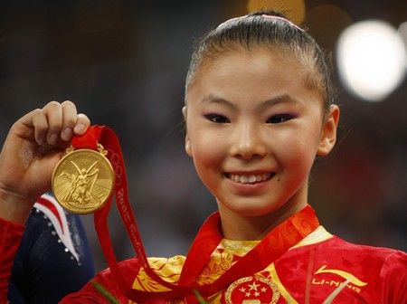 Čínská gymnastka He Kexin se zlatou olympijskou medailí. Kolik je jí opravdu let? | Foto: Reuters