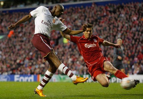 Obránce Arsenalu Diaby vstřílí úvodní branku v odvetě čtvrtfinále Ligy mistrů proti Liverpoolu. | Foto: Reuters